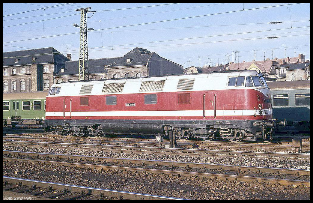 Die sechsachsige DR 118788 am 21.10.1990 im HBF Erfurt.