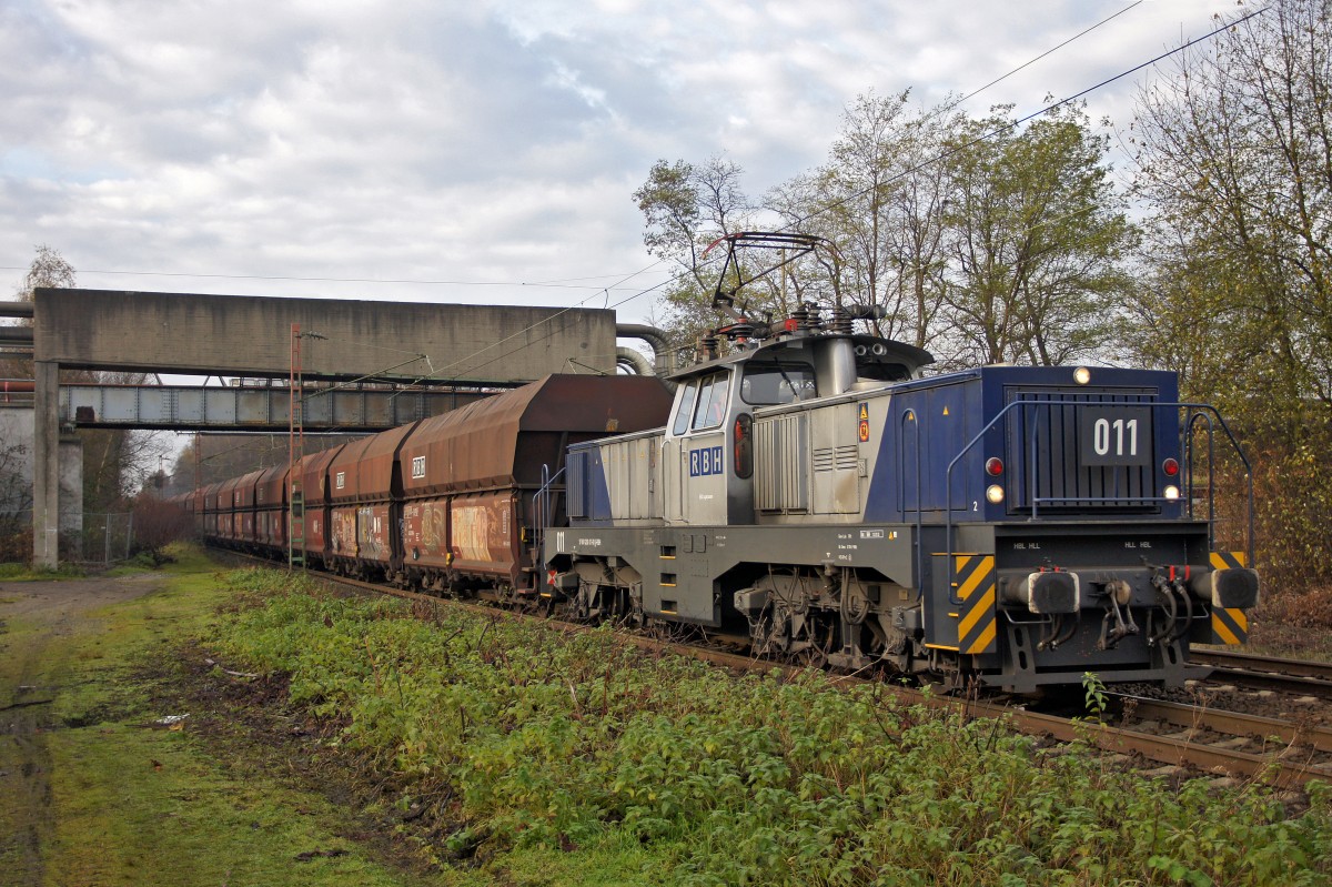 Die seltene Lok (Henschel E 1200) am 27.11. 2014 auf der Strecke zwischen
Oberhausen und Bottrop.