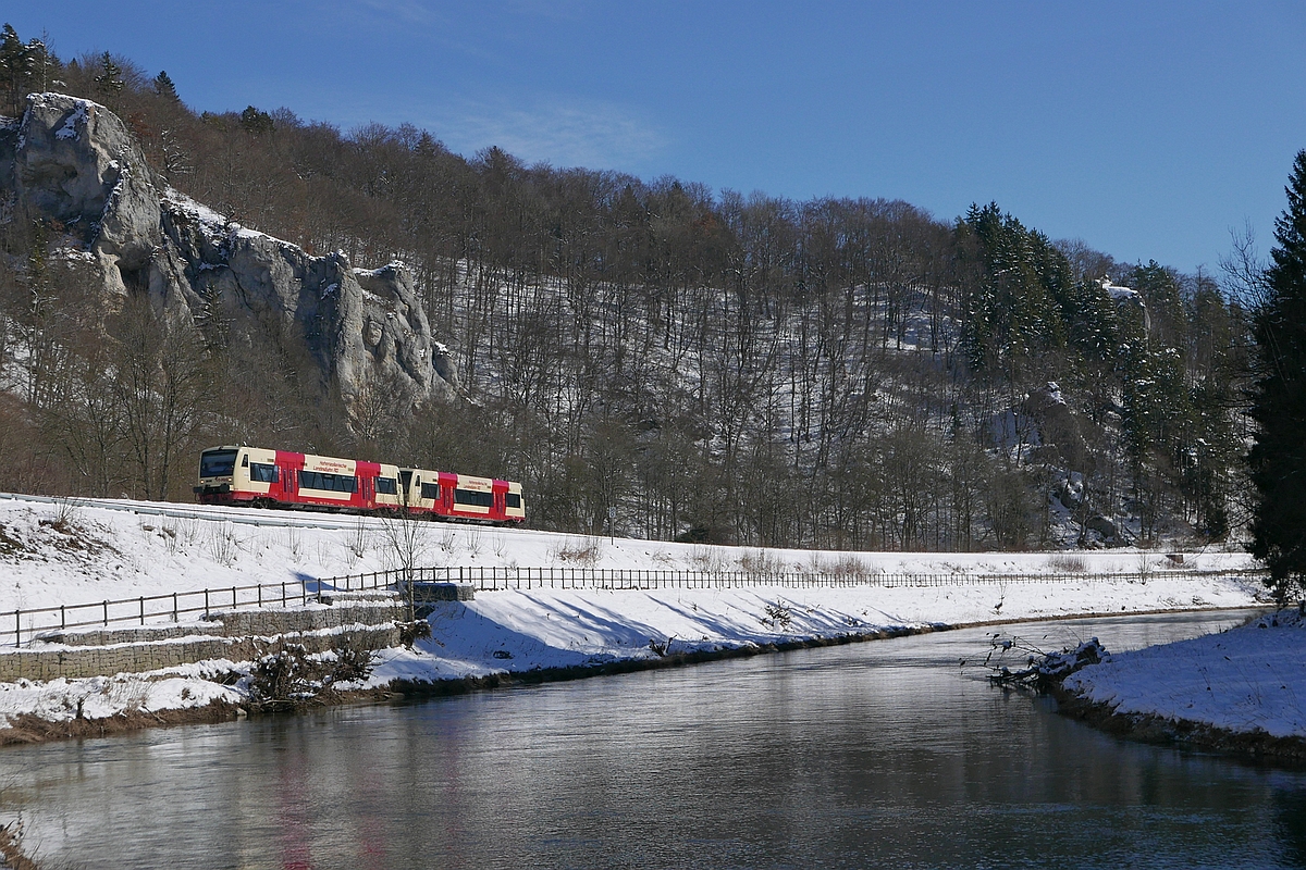 Die in Sigmaringen gestarteten Regioshuttle Nr. 213 und 201 der Hohenzollerischen Landesbahn fahren zwischen Dietfurt und Inzigkofen die Donau entlang und befinden sich kurz vor der Einmndung in das Schmeiental. Am 25.02.2018 fahren die beiden Triebwagen als HzL 86260 nach Tbingen.