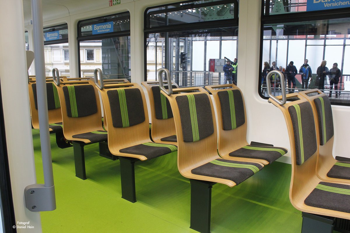 Die Sitzplätze im Hintenbereich in der neuen Schwebebahn in Wuppertal Vohwinkel, am 18.12.2016.