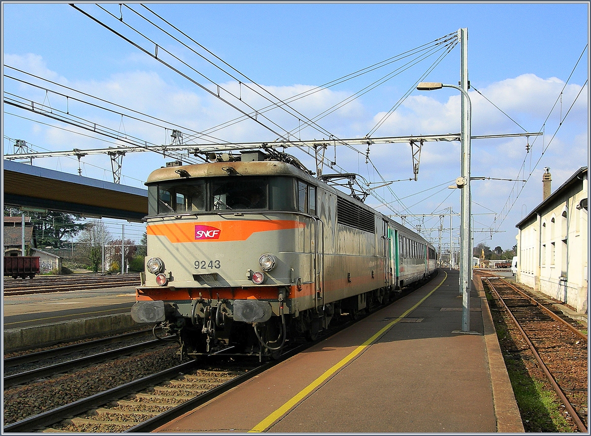 Die SNCF BB 9243 erreicht mit ihrem  Auqulis  Schnellzug von Paris nach Tours den Bahnhof Blois.
22. März 2007