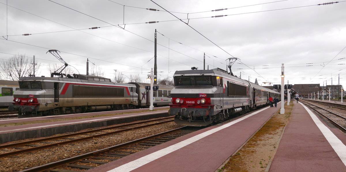 Die SNCF-BB15051 und SNCF-BB15039 stehen beide jeweils mit einem Intercité bereit um die Ausflügler am Abend aus den beiden berühmten Seebädern Trouville und Deauville zurück ins Hinterland und nach Paris zu bringen.
Aufnahme im Gare de Trouville-Deauville. Der Bahnhof liegt in Deauville direkt am Fluss Touques, der die beiden Seebäder voneinander trennt.

28.03.2016 Deauville