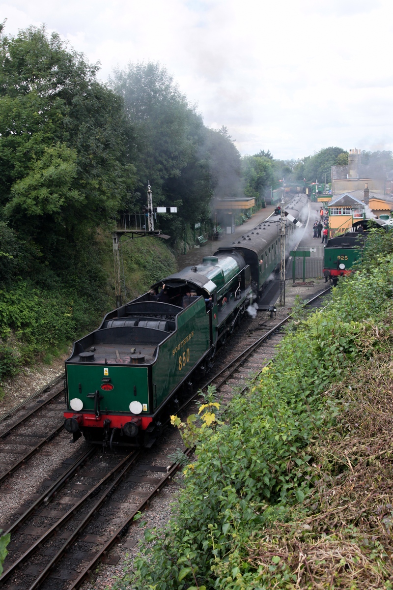 Die Southern Railway 850 LORD NELSON mit ihrem zug bei Ausfahrt aus Alresford Stn. am 03.09.2015 