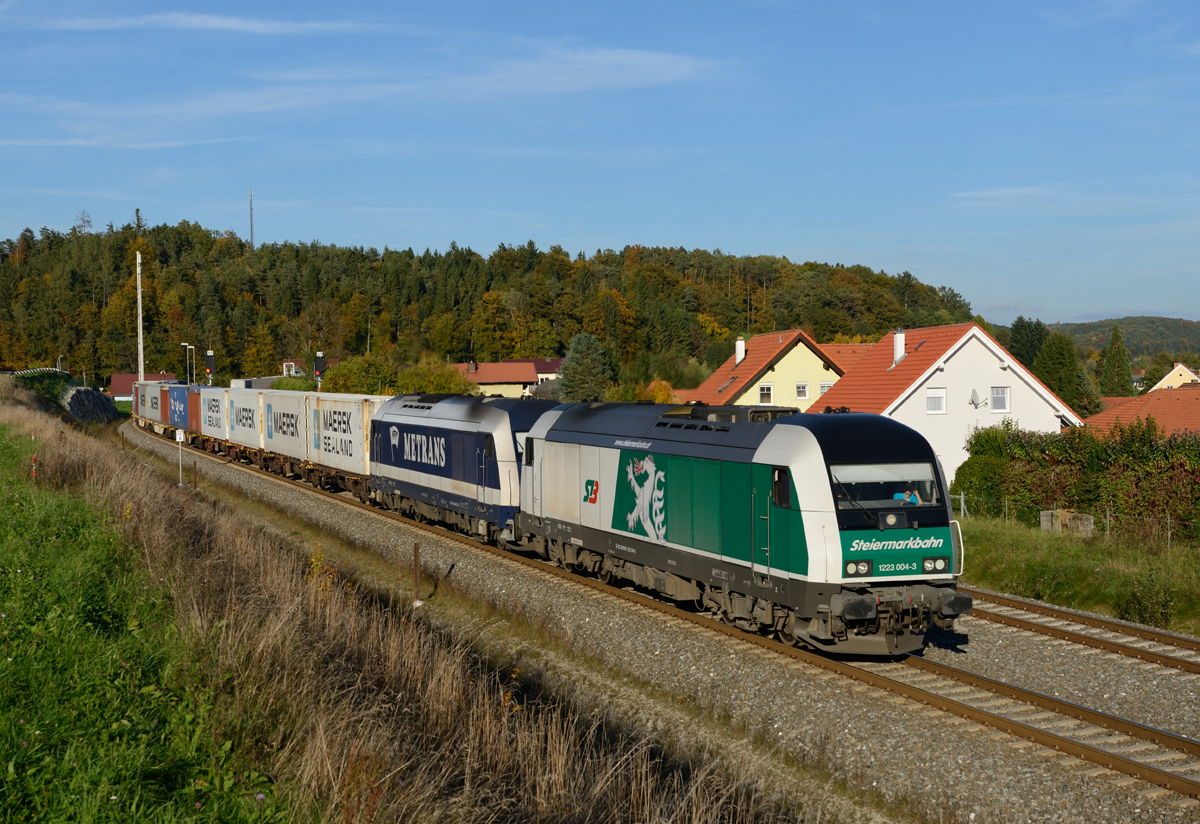 Die STB 1223 004 sowie die Metrans 761 006 waren am 13. Oktober 2013 mit dem  Hodos-Umleiter  (St. Gotthard-Graz-Spielfeld) unterwegs und wurden von mir in Autal fotografiert.