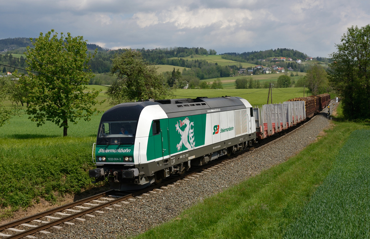 Die STB (Steiermarkbahn) 1223 004 war am Vormittag des 19. Mais 2015 mit dem VG 77271 von Friedberg nach Rohrbach-Vorau unterwegs, und wurde von mir bei Friedberg fotografiert.