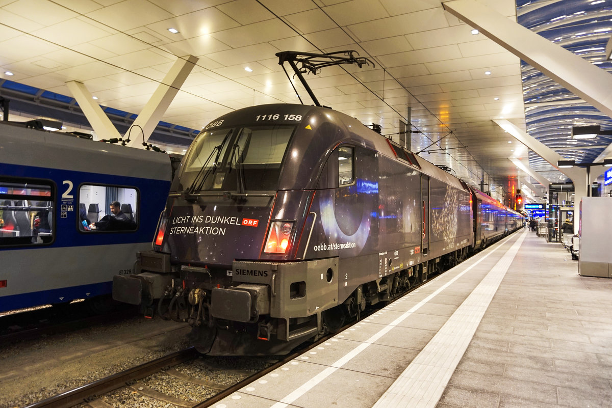 Die Sternelok 1116 158-7 hat mit dem IC 646 aus Flughafen Wien (VIE) den Zugenbahnhof Salzburg Hbf erreicht.
Nachdem es schon einen Tag vor Fahrplanwechsel war, wurde auch dieser IC schon mit einer railjet-Garnitur bedient.
Aufgenommen am 10.12.2016.

