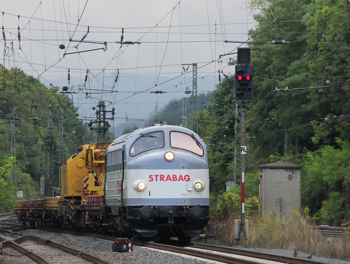 Die Strabag Nohab 277 007-2 kam am 12.09.2013 mit einem Bauzug mit Gleiskran in Fahrtrichtung Norden durch Eichenberg.