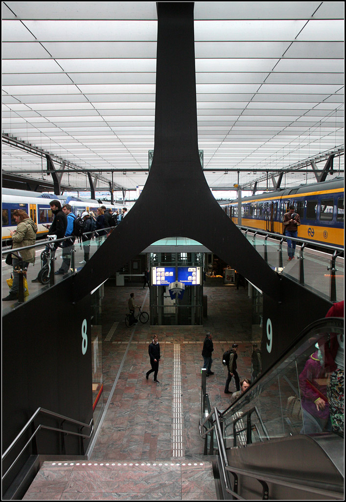 Die Stütze über dem Abgang -

Die großen Stahlstützen im Bahnhof Rotterdam Centraal gabeln sich im Bereich der Abgänge auch unten, aber um 90° gedreht, im Vergleich zu oben am Dach.

21.06.2016 (M)