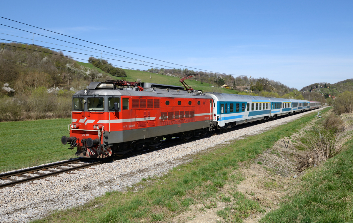 Die SZ 342 022 brachte am 13. April 2015 den EC 151  Emona  von Spielfeld-Straß nach Ljubljana und wurde von mir in Cirknica fotografiert. 