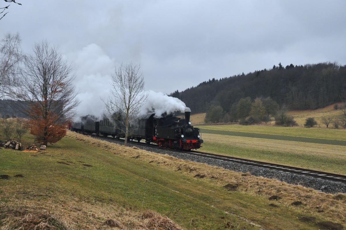 Die T3 930 kommt mit ihrem Zug aus Schelklingen zurück und wird in kürze den Bahnhof von Münsingen erreichen.Aufgenommen bei Münsingen am 2.3.2014