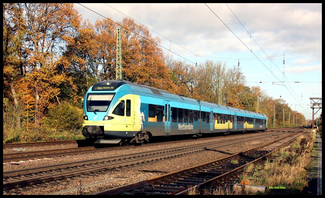 Die Tage der Westfalenbahn zwischen Osnabrück und Münster neigen sich dem Ende zu. Ab Dezember verkehrt hier Keolis. Am 13.11.2017 war dagegen der Planverkehr noch in alter Form zu beobachten. WFB ET 016 fährt  hier um 12.30 Uhr auf dem Weg nach Münster in Natrup Hagen ein.
