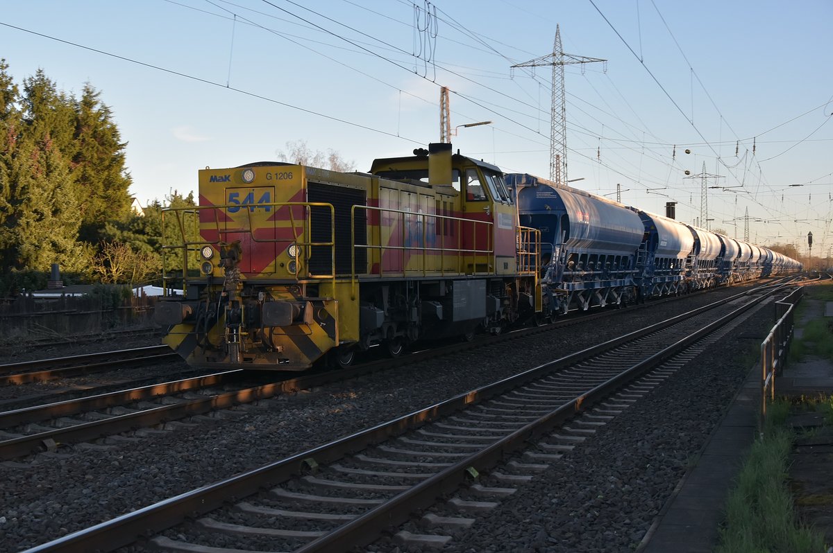 Die Thyssen/Krupp Lok 544/275 851-4 mit einem Kalkwagenzug in Richtung Duisburg fahrend auf den Güterbahn in Lintorf. 27.3.2017