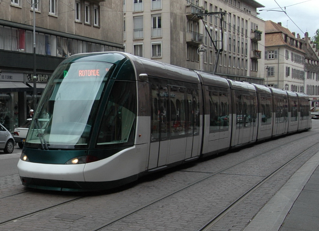 Die Tram Line Alstom Citadis eine Straßenbahn, ist auf der ganzen Länge niederflurig.  Sie verfügt über ein modernes Design. Große Fenster über die gesamte Länge und ein abgeflachter Führerstand mit einer einzelnen, großen Frontscheibe. Gesehen in Am 15.05.2007 in Straßburg.