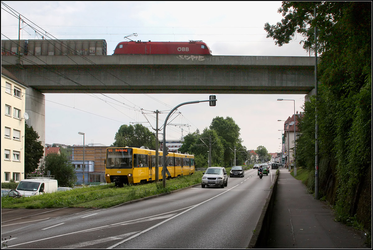 Die Trassen der Bahnen haben sich sehr verändert -

1979 auf dem Bild von Kurt war das Neckartalviadukt der Schusterbahn noch eine Stahlfachwerkkonstruktion und die Straßenbahn fuhr auch in der Schmidener Straße:

http://www.bahnbilder.de/bild/deutschland~strassenbahn~stuttgart-keine-stadtbahn/609940/stuttgart-ssb-sl-2-dot4-910.html

Das alte Neckartalviadukt wurde durch eine Betonkonstruktion ersetzt und die Stadtbahn der Linie U2 fährt auf Rasenbahnkörper neben der Straße. Dafür mussten etliche Bäume weiche.

Stuttgart-Bad Cannstatt, 27.07.2016 (M)