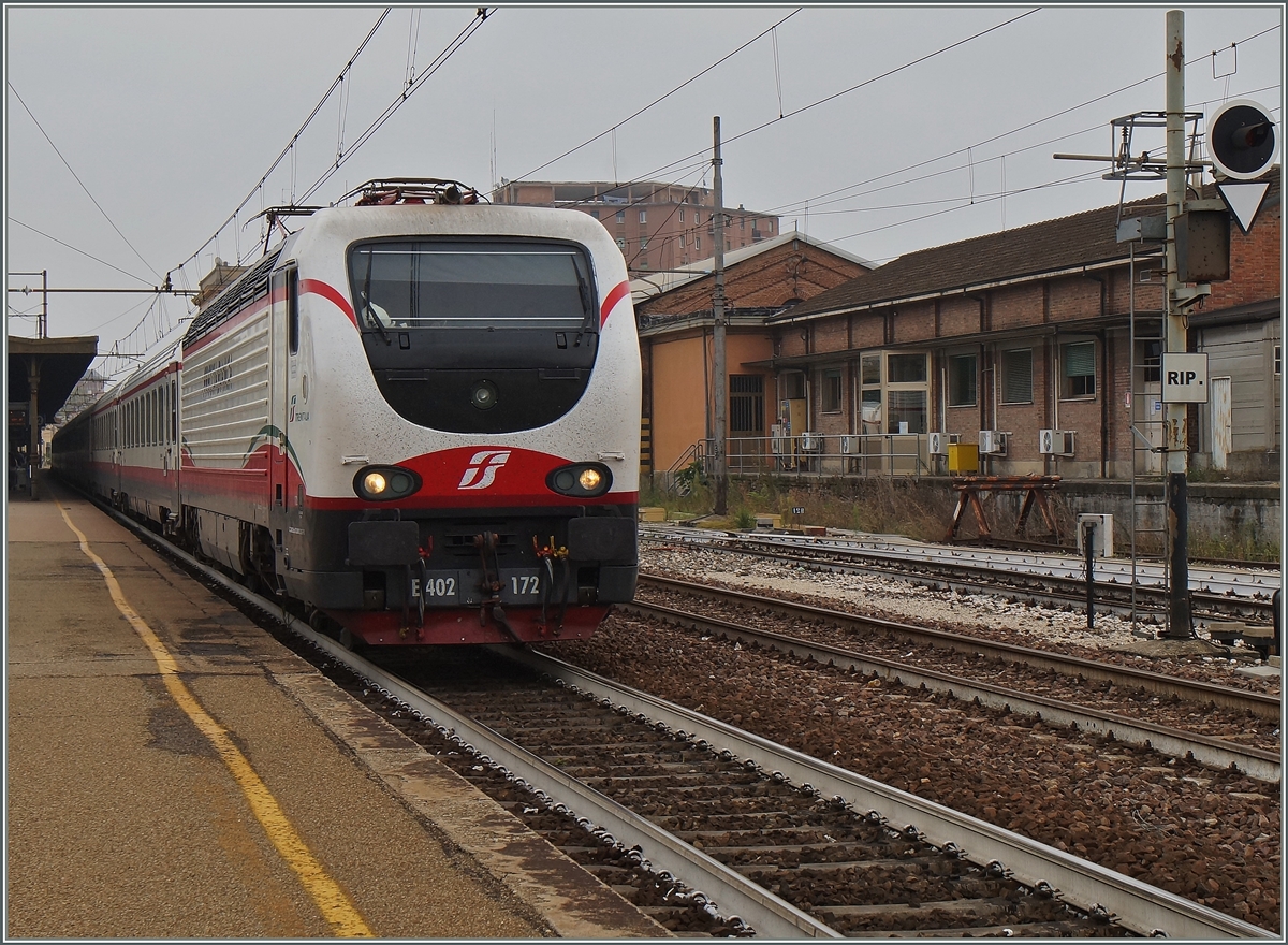 Die Trenitalia FS E 402 B 171 mit einem Frecciabianca von Lecce nach Milano beim Halt in Modeana.
20. Sept. 2014