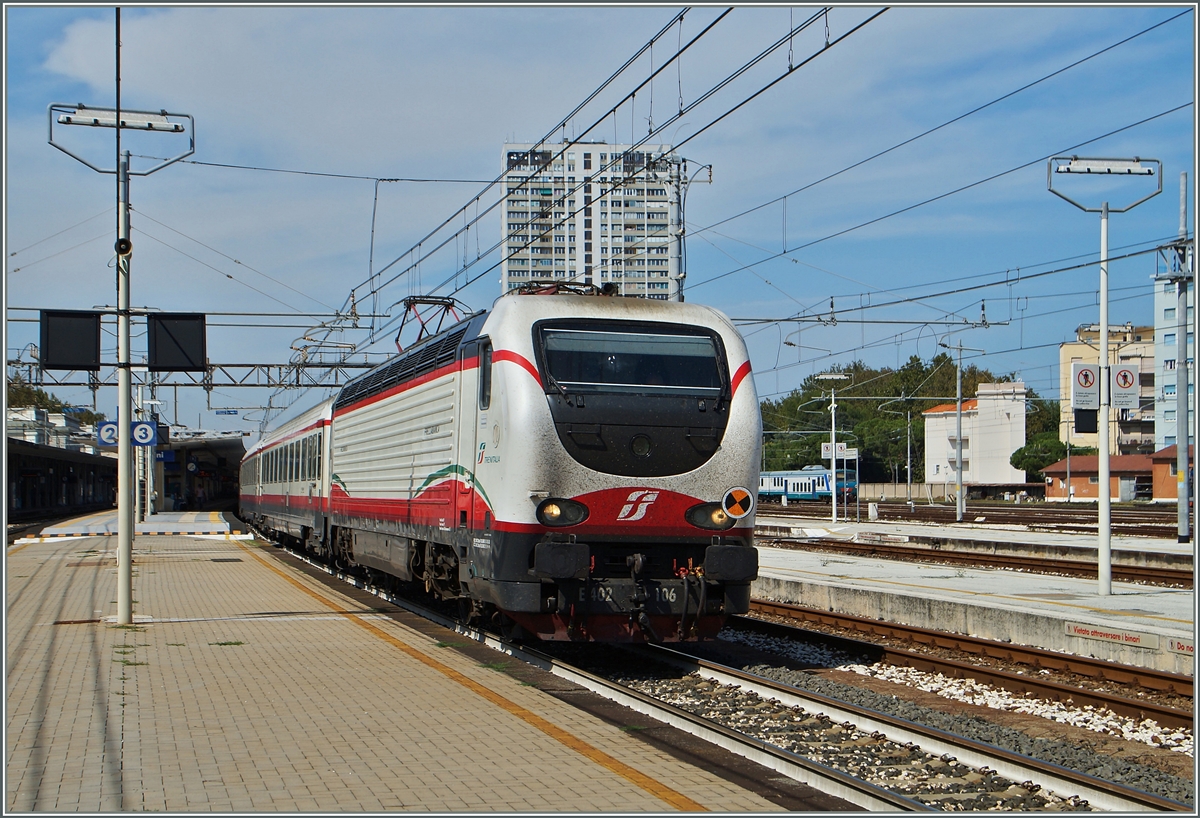 Die Trenitalia FS E 402 B 106 mit dem Frecciabianca FB 9807 von Torino nach Lecce bei der Abfahrt in Rimini. 
16. Sept. 2014