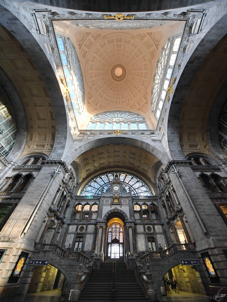Die Treppe zum oberen Gleisbereich im Bahnhof Antwerpen Centraal. (Juli 2018)