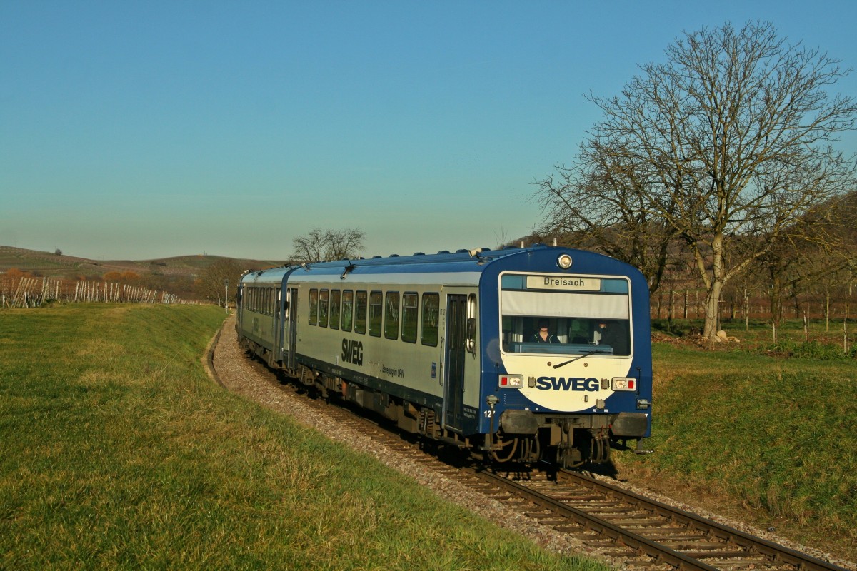 Die Triebwagen 127, 126 und der Steuerwagen 202 waren am 25.01.16 auf der Kaiserstuhlbahn zwischen Riegel und Breisach unterwegs. Hier konnte das Gespann, das nur aus Fahrzeugen der ersten Bauserie gebildet war, kurz vor Burkheim-Bischofingen aufgenommen werden.