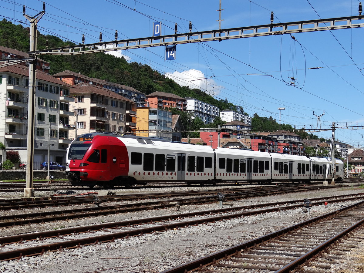 Die triebwagen RABe 527 195-7 (TPF - Transports Publics Fribourgeois) fahrt im Bf. Neuchatel ein ... 06/06/2016