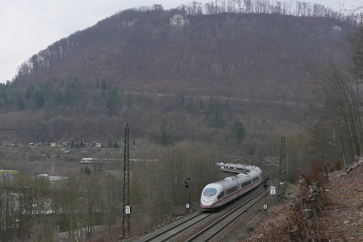 Die Triebwagen 'Siegburg' und 'Münster (Westf)' als ICE 517, Dortmund - München, durchfahren in einem weiten Bogen das in die Fünftälerstadt Geislingen an der Steige mündende Eybtal und werden in Kürze die Geislinger Steige hinauffahren (12.03.2016).