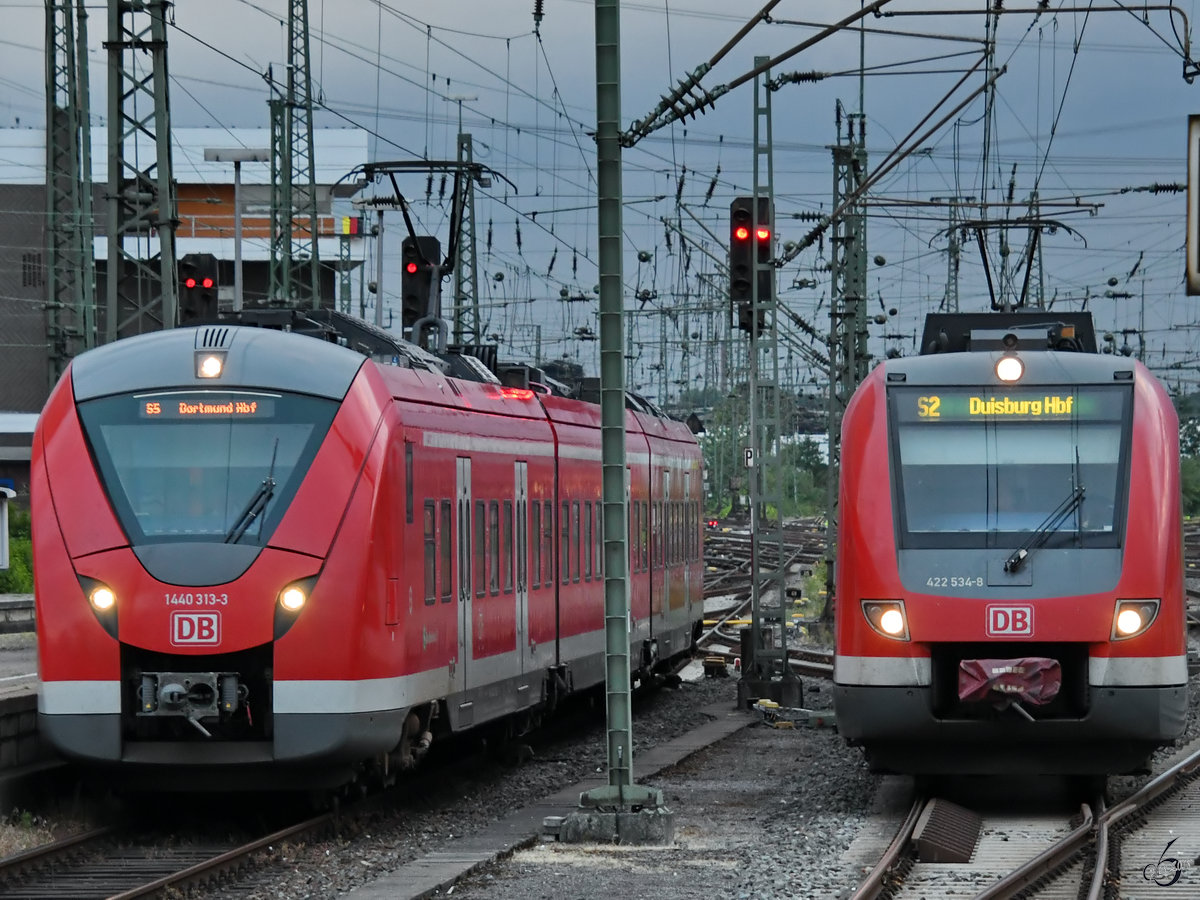Die Triebzüge 1440 313-3 und 422 534-8 fahren im Juni 2018 in den Hauptbahnhof Dortmund ein.