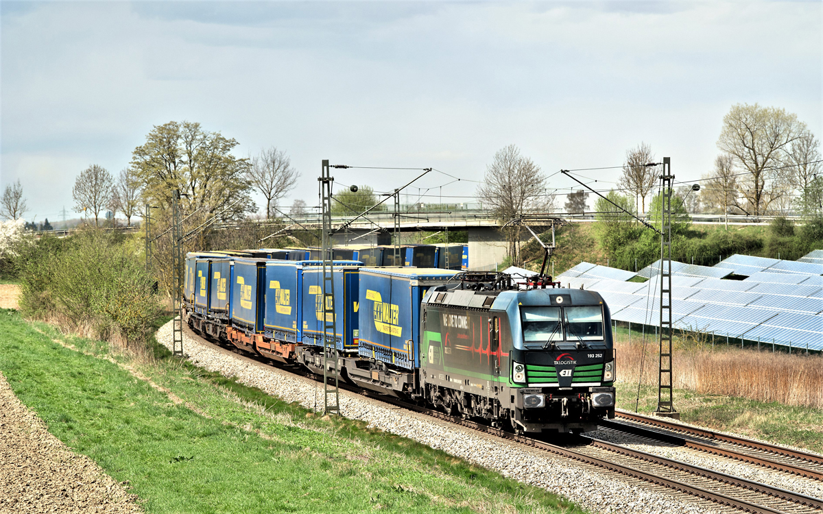 Die TX Logistik 193 252 fährt mit einem LKW Walter Sattelaufliegerzug in Langenisarhofen vorüber.Bild 13.4.2018
