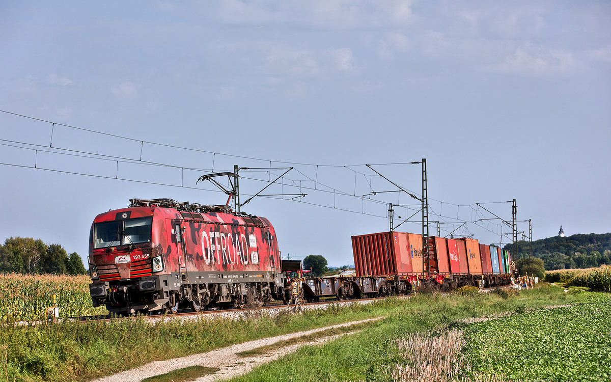 Die TX Logistik 193 555 fährt in Niedermünchsdorf mit einem Containerzug Richtung Nord.Bild 26.8.2017