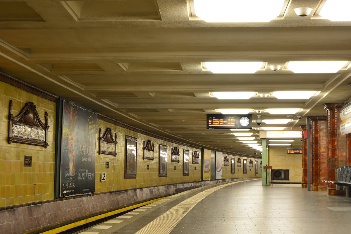 Die U-Bahn Station Fehrbelliner Platz ist schon über 100Jahre alt, man sieht ihr ihr Alter kaum an. Hier wird auch viel Geschichte erzählt da an den Wänden Bilder mit Beschreibungen aus früherer Zeit hängen. Der im Jahr 1913 eröffnete und von Wilhelm Leitgebel gestaltete Bahnhof der Wilmersdorfer Untergrundbahn heute Linie U3 erhielt zu Beginn noch eine Abstellanlage, da nur mit einer geringen Auslastung in Richtung Thielplatz gerechnet wurde. 

Berlin Wilmersdorf 03.01.2018