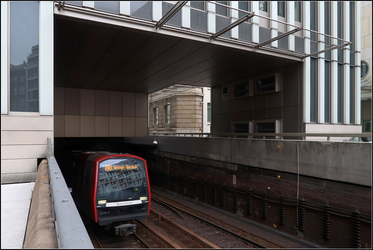 Die U-Bahnrampe unter dem Haus -

Ausfahrt einer derzeit ständig im Kreis fahrenden Bahn der Hamburger U-Bahnlinie U3 zwischen den Stationen Rathaus und Rödingsmarkt.

15.08.2018 (M)