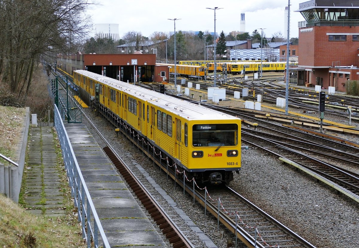 Die U2 der BVG, Richtung Pankow, hier kurz vor der Einfahrt in den Bahnhof 'Olympiastadion' /Berlin und dem Betriebshof im Hintergrund am 19.02.2018.