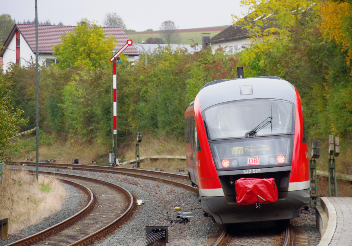 Die Uhr tickt und Zeit läuft ab, noch einige Wochen oder  Monate, dann werden die Formsignale auf der Schwarzbachtalbahn verschwunden sein und das elektronische Stellwerk in Landau wird viele Fahrdienstleiter auf den Bahnen in der Südwestpfalz entbehrlich machen. 642 029 ist als RB Saarbrücken Hbf. - Pirmasens Hbf. unterwegs und verlässt nach der Zugkreuzung den Bahnhof Dellfeld. Bahnstrecke 3450 Landau (Pfalz) - Rohrbach Saar am 20.10.2016