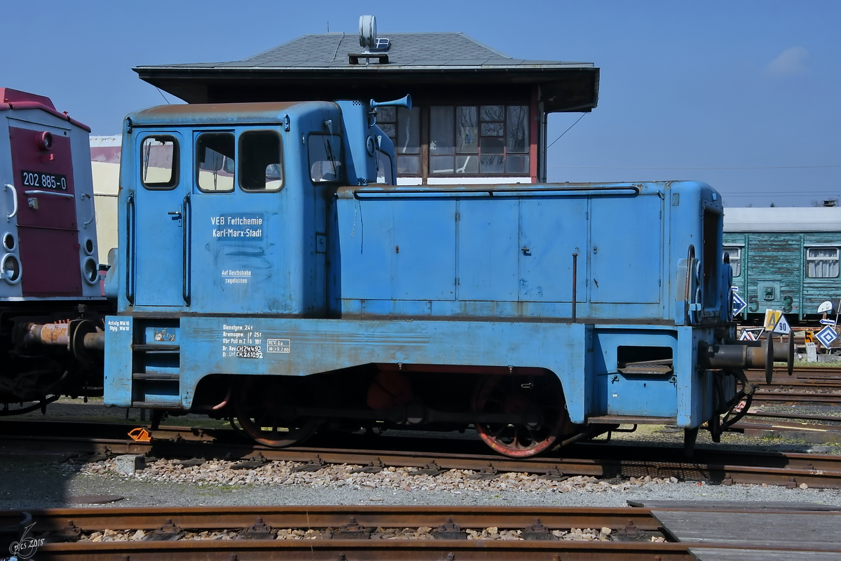 Die ursprünglich an die VEB Fettchemie Karl-Marx-Stadt ausgelieferte Diesellokomotive LKM V22 steht jetzt im Sächsischen Eisenbahnmuseum Chemnitz-Hilbersdorf. (Anfang April 2018)