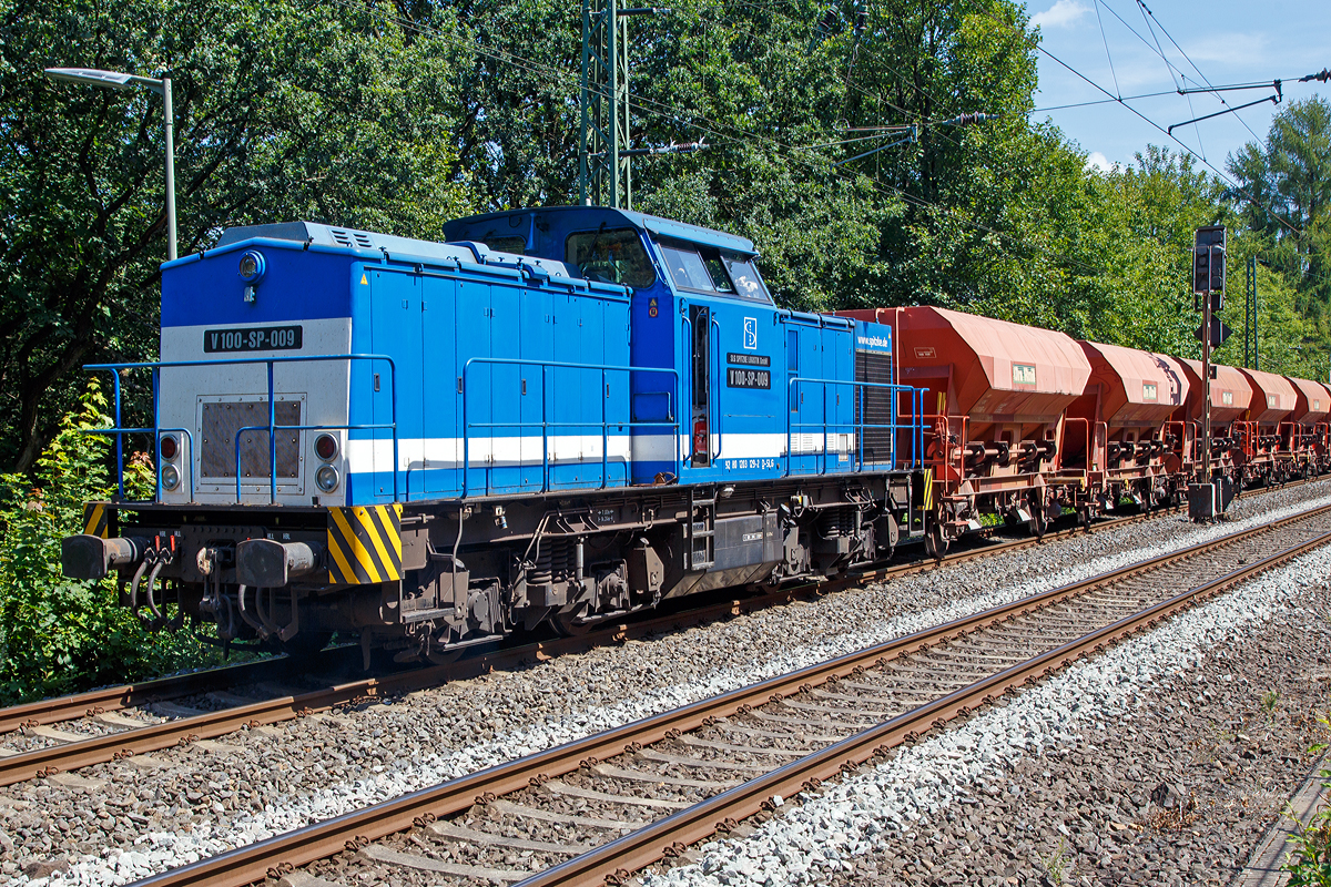 Die V 100-SP-009 (92 80 1203 129-2 D-SLG) der SLG Spitzke Logistik GmbH (Großbeeren), ex DB 202 528-6, ex DR 112 528-5, ex DR 110 528-7, steht am 02.08.2013 mit einem Schotterzug beim Bahnhof Schladern (Sieg) zur Gem. Windeck. 

Die ex V 100.1 wurde 1973 von LEW (VEB Lokomotivbau Elektrotechnische Werke „Hans Beimler“ Hennigsdorf) unter der Fabriknummer 13567 gebaut und an die DR als 110 528-7 ausgeliefert, 1982 erfolgte der Umbau zur DR 112 528-5 im BW Sangerhausen. Im Jahr 1992 erfolgte die Umzeichnung in DR 202 528-6  und zum 01.01.1994 dann in DB 202 528-6.
Bei der DB wurde sie dann 2000 ausgemustert und an die ALSTOM Lokomotiven Service GmbH in Stendal verkauft, dort erfolgte dann 2002 der Umbau gemäß Umbaukonzept BR 203.1 in die heutige 203 129-2.

Sie trägt die NVR-Nummer 92 80 1203 129-2 D-SLG und die EBA-Nummer EBA 01C23K 144.

Technische Daten:
Spurweite: 1.435 mm (Normalspur)
Achsanordnung: B'B' 
Länge über Puffer: 13.945 mm
Radsatzabstand im Drehgestell: 2.300mm
Drehzapfenabstand: 7.000mm
Kleinster befahrbarer Gleisbogenradius: 100m
Dienstgewicht: 69 t
Leistungsübertragung: dieselhydraulisch
Höchstgeschwindigkeit: 100 km/h
Kleinste Dauerfahrgeschwindigkeit: 11,1 km/h

Motortyp: Caterpillar 3512 B DI-TA
Motorart: 12-Zylinder-Dieselmotor mit Direkteinspritzung, Abgasturbolader und Ladeluftkühlung
Motorleitung: 1.305 kW (1.775 PS) bei 1.600 U/min
Hubraum: 51,8 l (Bohrung-Ø 170 x Hub 190 mm)
Motorgewicht: 6.537 kg
Getriebe: Voith Strömungsgetriebe GSR 30/5,7

Hinweis: Die Aufnahme konnte ich von einem Fußweg über den Zaun hinweg machen.