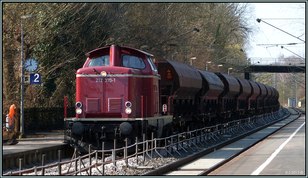 Die V 100,das Mädchen für alles, hier in Diensten der EfW-Verkehrsgesellschaft Frechen.Nach der Gleisverlegung auf der KBS 480 bei Eilendorf im April 2012 kam die 
212 370-1 mit einen Schotterzug zum Einsatz.