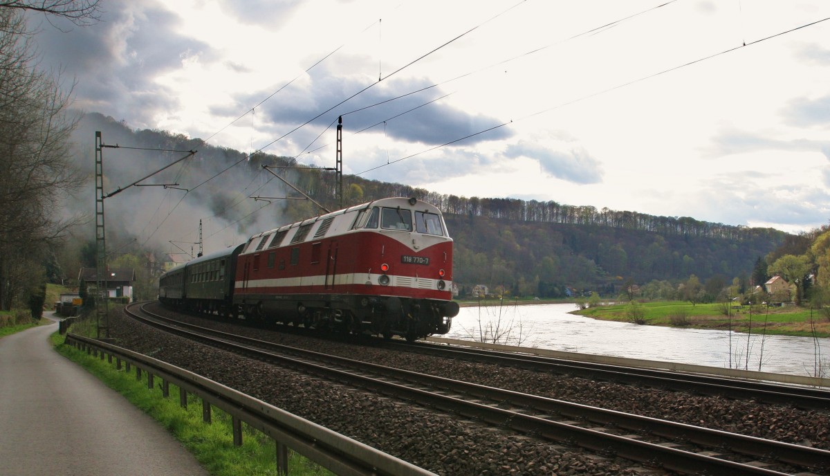 Die V 180 (118 770-7) schiebt am 18.4.2015 den Dampfsonderzug von Décin zurück nach Dresden zum 7. Dampfloktreffen. Hier am späten Nachmittag im Elbtal zwischen den Bahnhöfen Wehlen und Obervogelgesang.