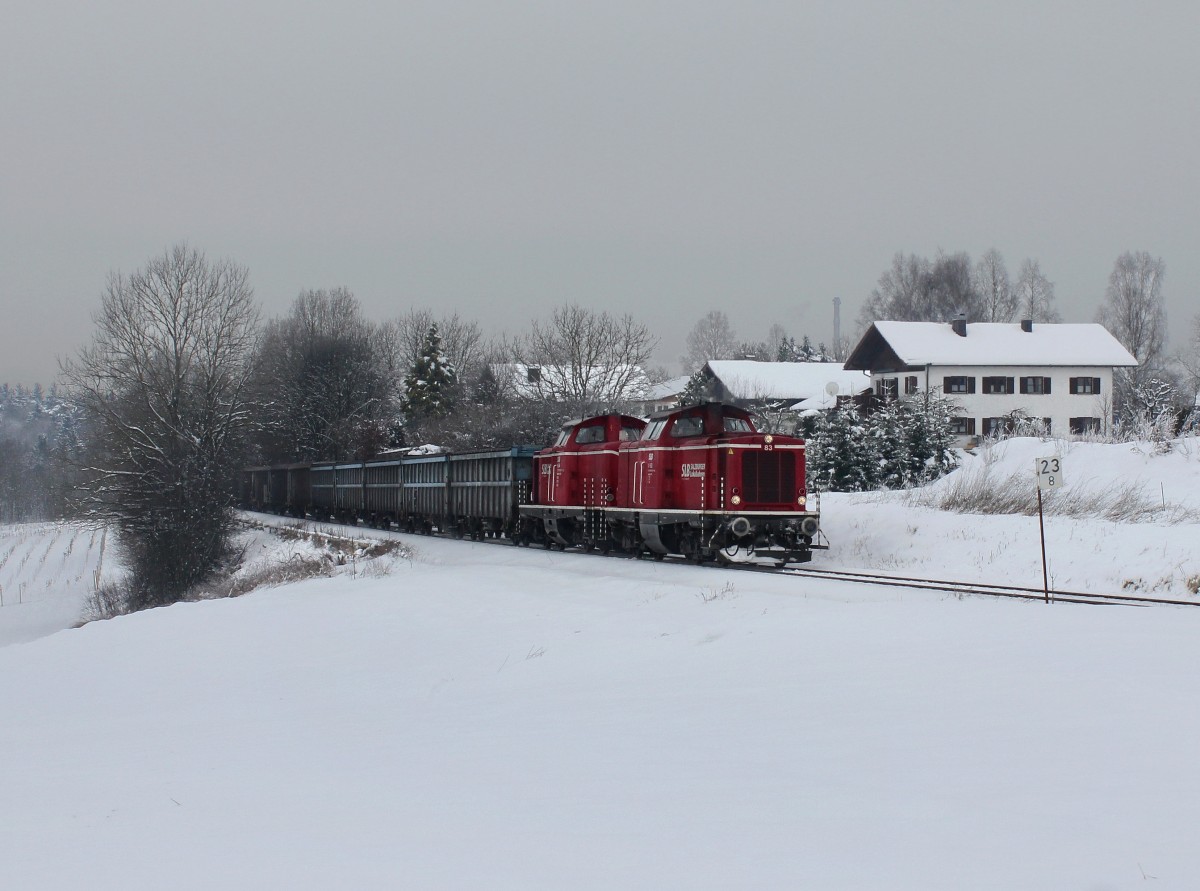 Die V 83 und die V 84 mit einem Petrolkokszug am 02.01.2015 unterwegs bei Pirach.