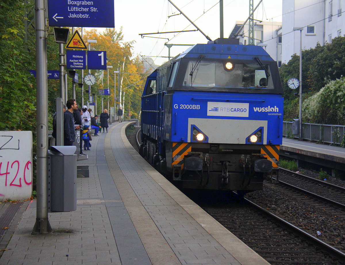 Die V203 von der Rurtalbahn kommt als Lokzug aus Aachen-West nach Düren aus Richtung Aachen-West und fährt durch Aachen-Schanz in Richtung Aachen-Hbf,,Aachen-Rothe-Erde,Aachen-Eilendorf,Stolberg-Hbf(Rheinland). 
Aufgenommen vom Bahnsteig von Aachen-Schanz. 
Am Morgen vom 9.10.2018.