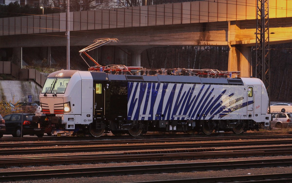 Die Vectron 193 772-1  Viola  von Lokomotion steht am Abend des 14.12.2016 im Bahnhof Kufstein und wartet auf den Einsatz am Schrottzug zum Brenner.