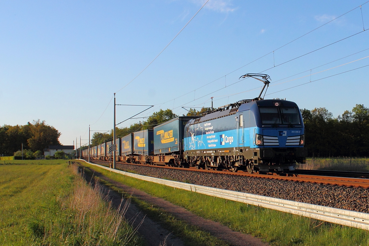 Die Vectron der CD-Cargo 383 005-6 am 06.05.2018 mit einem KLV-Zug in Nassenheide.