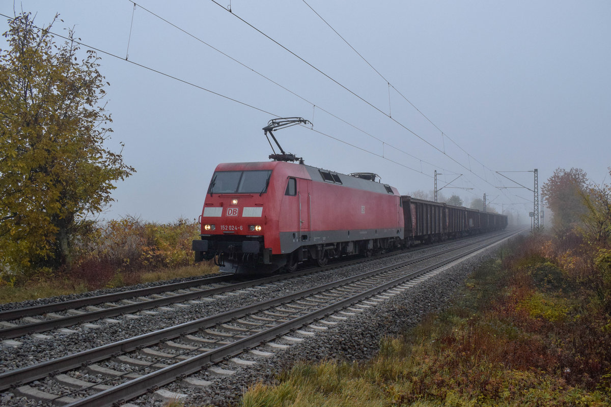 Die verblasste 152 024 donnert am 06.11.2018 mit dem kurzen EZ 45075, Limburg (Lahn) - Chiasso durch das vernebelte Buggingen in Richtung Basel.