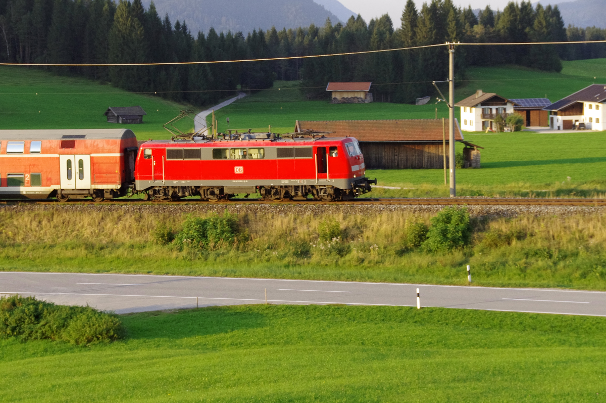 Die Verstärkerzüge im Berufsverkehr werden auf der Mittenwaldbahn noch mit der Baureihe 111 gefahren. 111 055 zieht den RE München Hbf. - Mittenwald nun am warmen Abend des 13.09.2016 die Schmalenseehöhe hinauf. Bahnstrecke 5504 München - Mittenwald Grenze bei Klais.