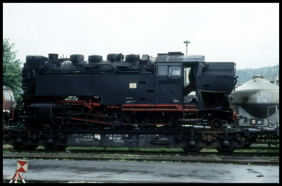 Die verunfallte 997222 der Harzquerbahn stand am 10.09.1994 auf einem Flachwagen im AW Meiningen und wartete auf die Reparatur!