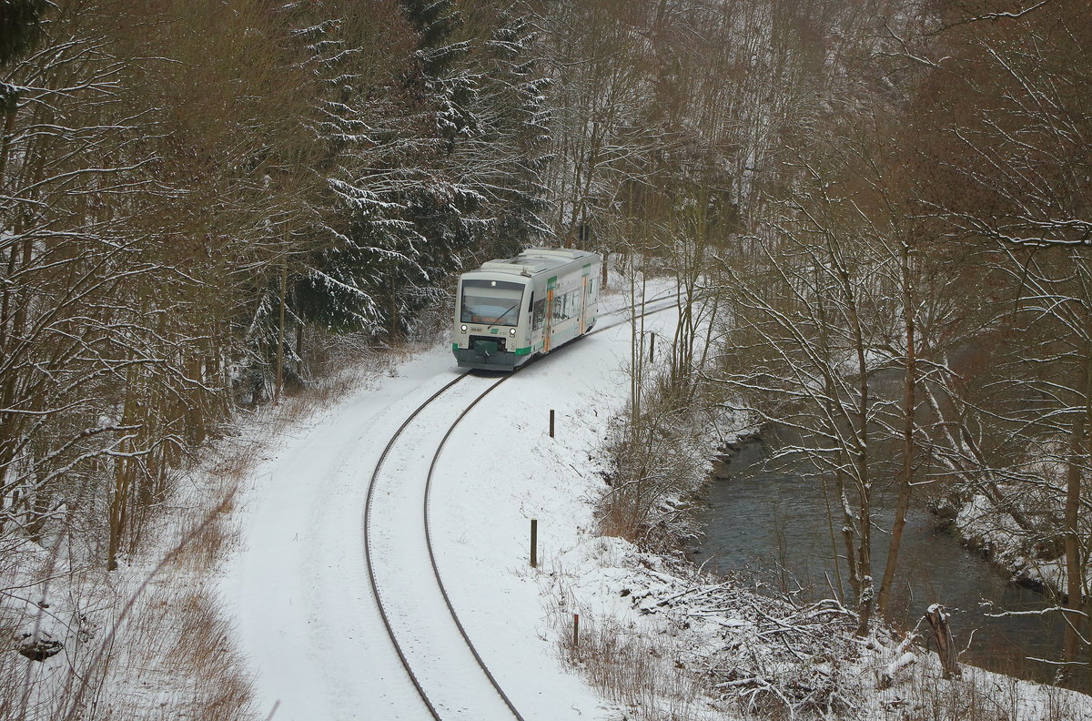 Die Vogtlandbahn mit einem RS1 von Zwickau auf dem Weg nach Adorf, schlängelt sich hier durch das verschneite Elstertal nahe Weischlitz am 06.02.2019