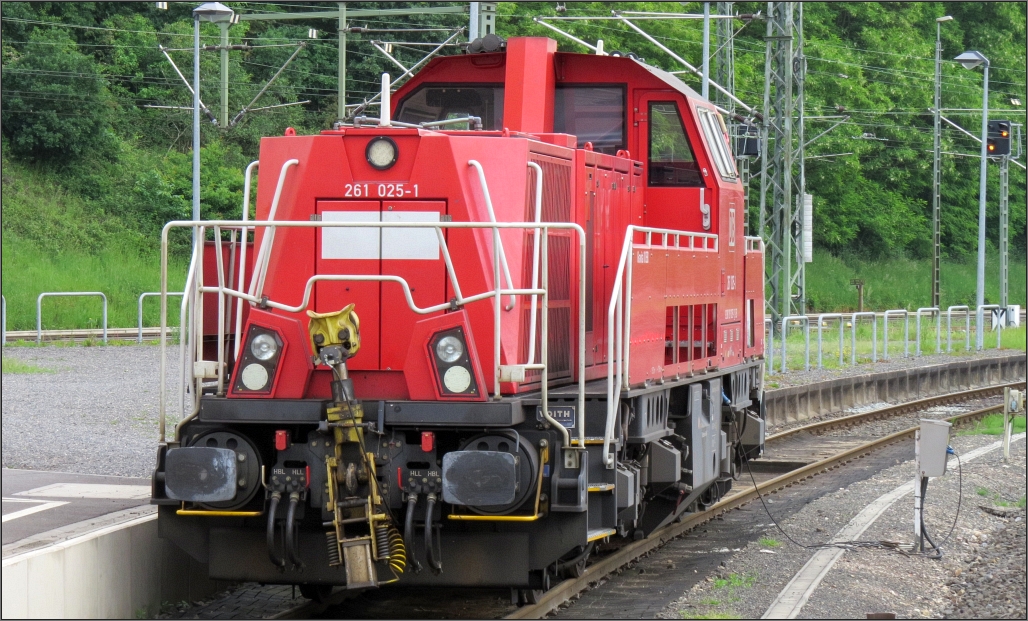 Die Voith Gravita 261 025-1 steht abgestellt am Bahnhof in Stolberg (Rhl) und geniesst die Sonntagsruhe. Szenario vom 29.Mai.2016 vom Bahnsteig aus.