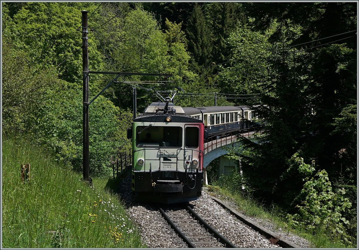 Die vor Jahen recht lichte Fotostelle bei Sendy-Sollard ist in der Zwischenzeit recht zugewachsen. Die MOD GDe 4/4  Aigle Les Murailles  ist mit dem Classic Golden Pass N° 2217 auf der Fahrt nach Montreux.
25. Mai 2016