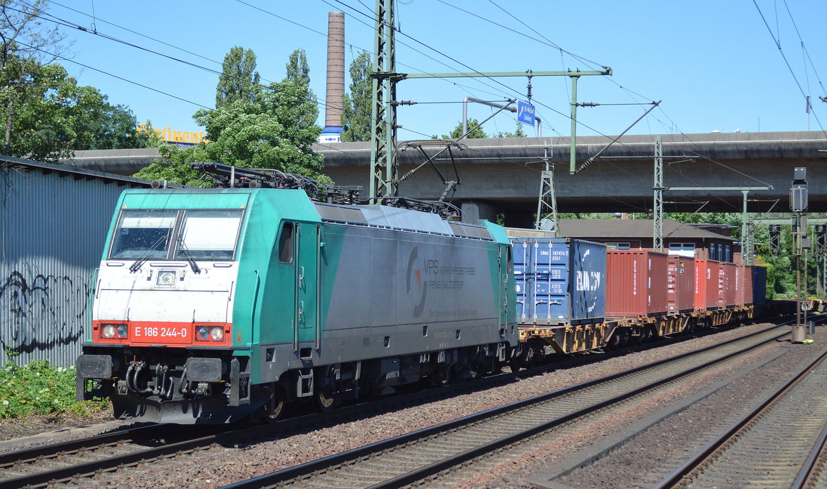 Die VPS - Verkehrsbetriebe Peine-Salzgitter GmbH mit der in Polen registrierten  E 186 244-0  [NVR-Number: 91 51 5270 004-2 PL-VPS] verlässt den Hamburger Hafen mit einem Containerzug am 30.06.18 Bf. Hamburg-Harburg.
