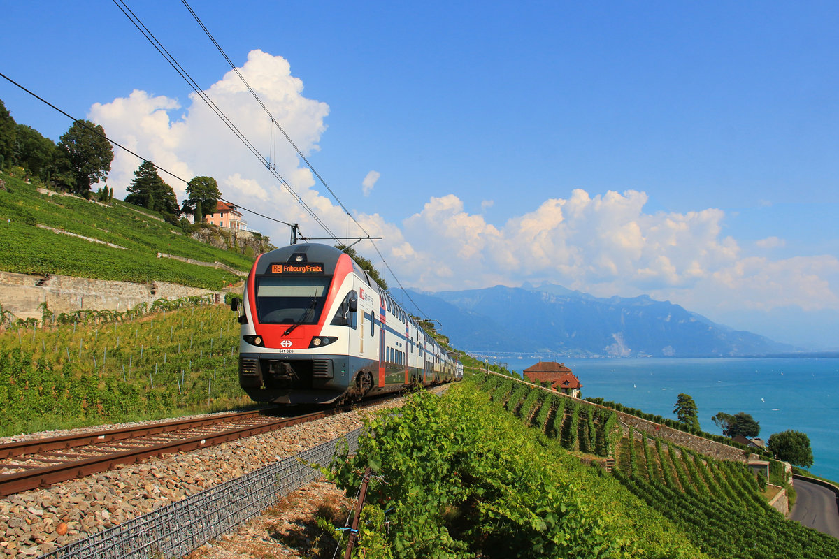Die wegen Bauarbeiten via Vevey umgeleiteten Züge Fribourg - Genève auf der Lokallinie durch die Rebberge bei Chexbres. Doppelstock-Sechswagenzug 511 020.  2. August 2018  