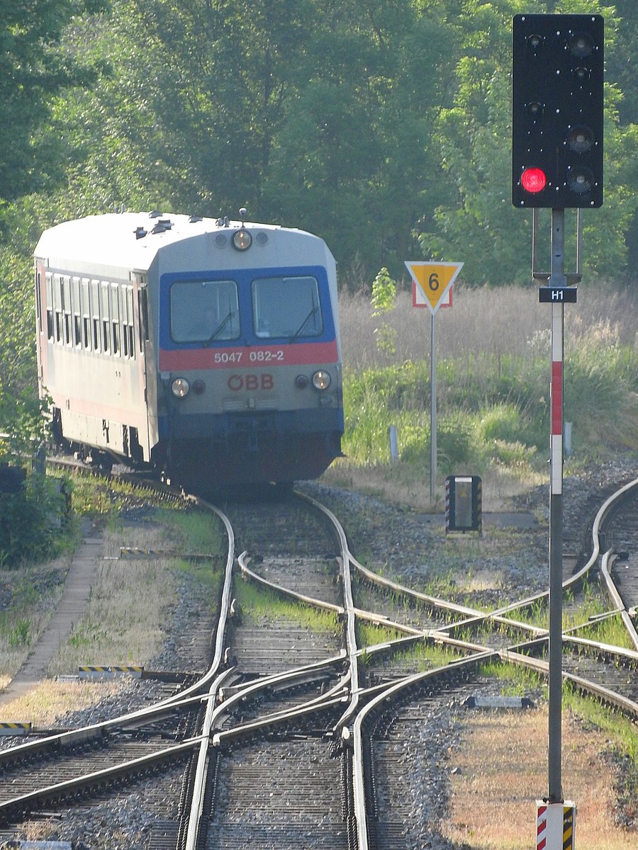 Die Weichen werden für 5047 082-2(R5944)zur Einfahrt in den Bhf. Ried gestellt; 160527