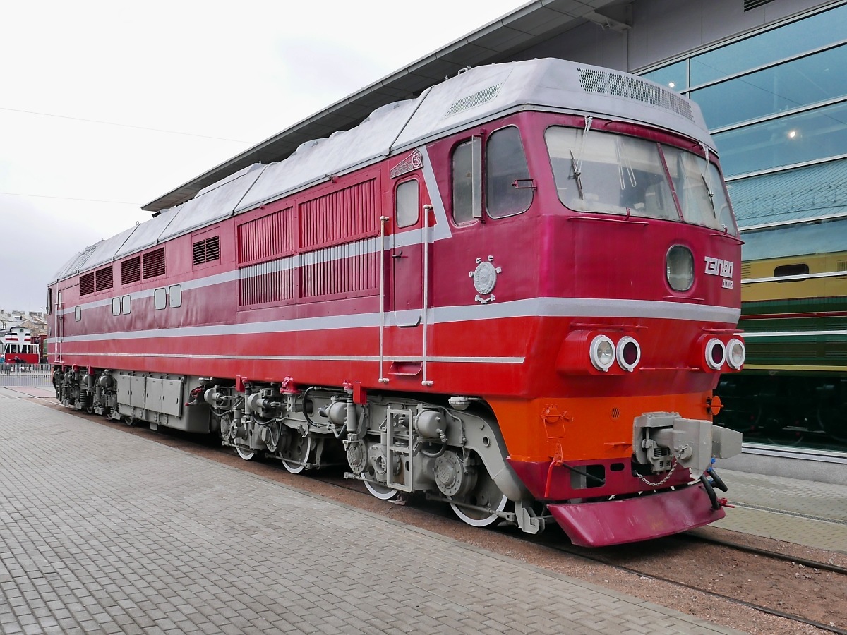 Die Weltrekordlok ТЭП80-0002, Baujahr 1989, im Russischen Eisenbahnmuseum in St. Petersburg, 4.11.2017 