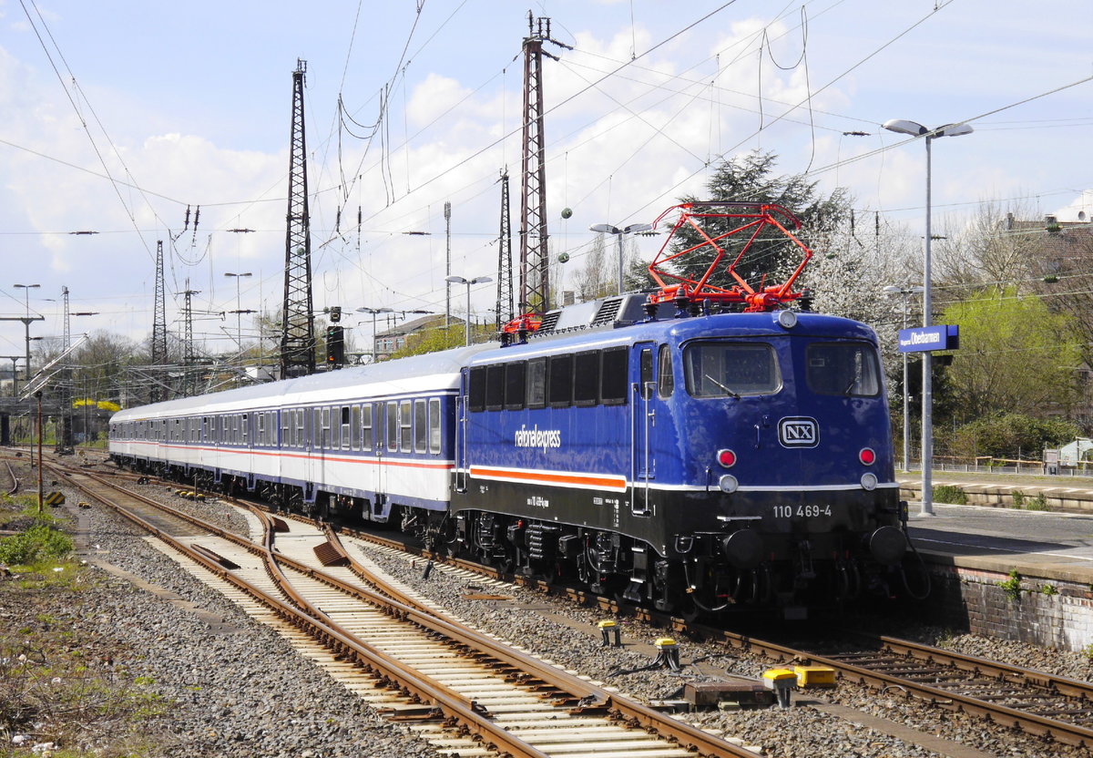 Die wendezugfähige Bügelfalte mit der NVR-Nr. 91 80 6 110 469-4 D-TRAIN mit ihrem Ersatzzug aus 5 jetzt einheitlichen n-Wagen verlässt Wuppertal-Oberbarmen in Richtung Köln (12.4.16)
